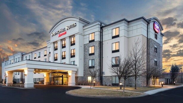 A hotel with a modern design, featuring a prominent entrance and a well-lit facade. - SpringHill Suites by Marriott Indianapolis Fishers (Fishers)
