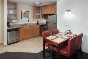Fridge, microwave, dishwasher, coffee/tea maker - Residence Inn by Marriott South Bend Mishawaka (Mishawaka)
