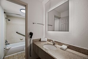 룸, 킹사이즈침대 1개, 금연 | 욕실 | 샤워기/욕조 결합, 무료 세면용품, 헤어드라이어, 타월