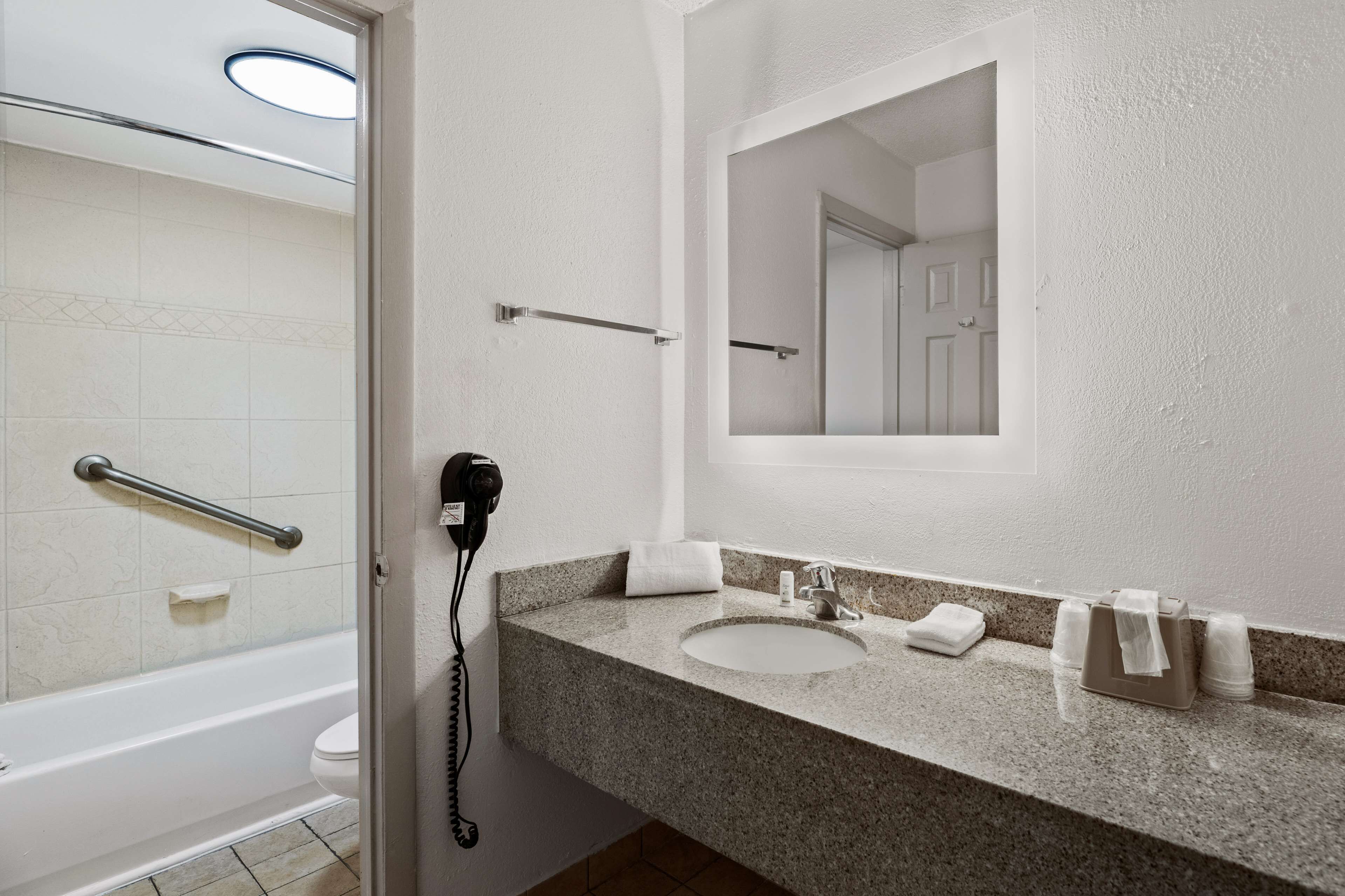 Photo - Americas Best Value Inn Orlando, FL