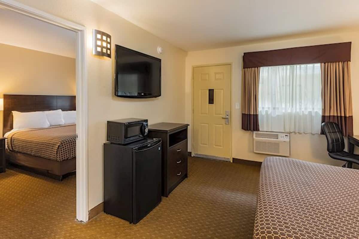 Suíte | Escrivaninha, ferros/tábuas de passar roupa, Wi-Fi de cortesia