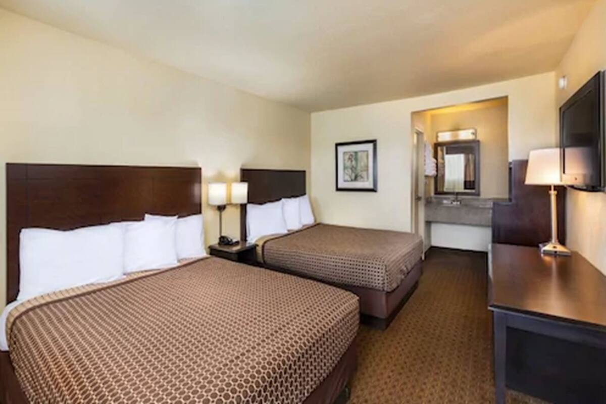 Quarto, 2 camas Queen | Escrivaninha, ferros/tábuas de passar roupa, Wi-Fi de cortesia