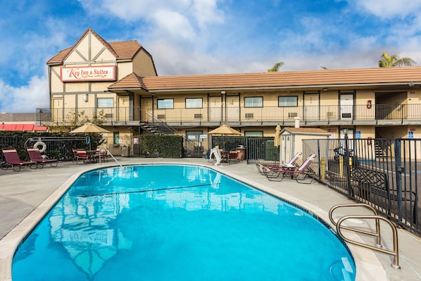 Piscina externa, guarda-sóis, espreguiçadeiras