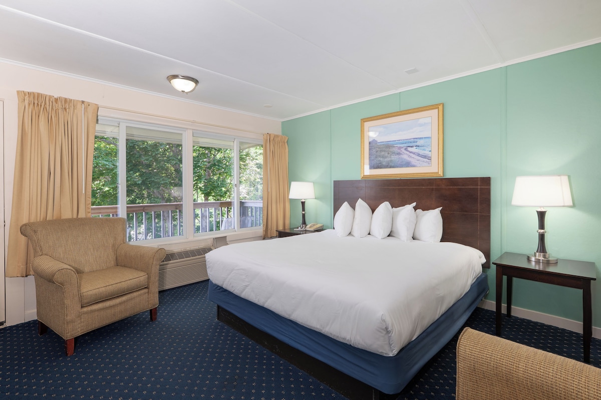 King | Courtyard | Limited Bay View | Balcony | In-room safe, iron/ironing board (on request), WiFi (free)
