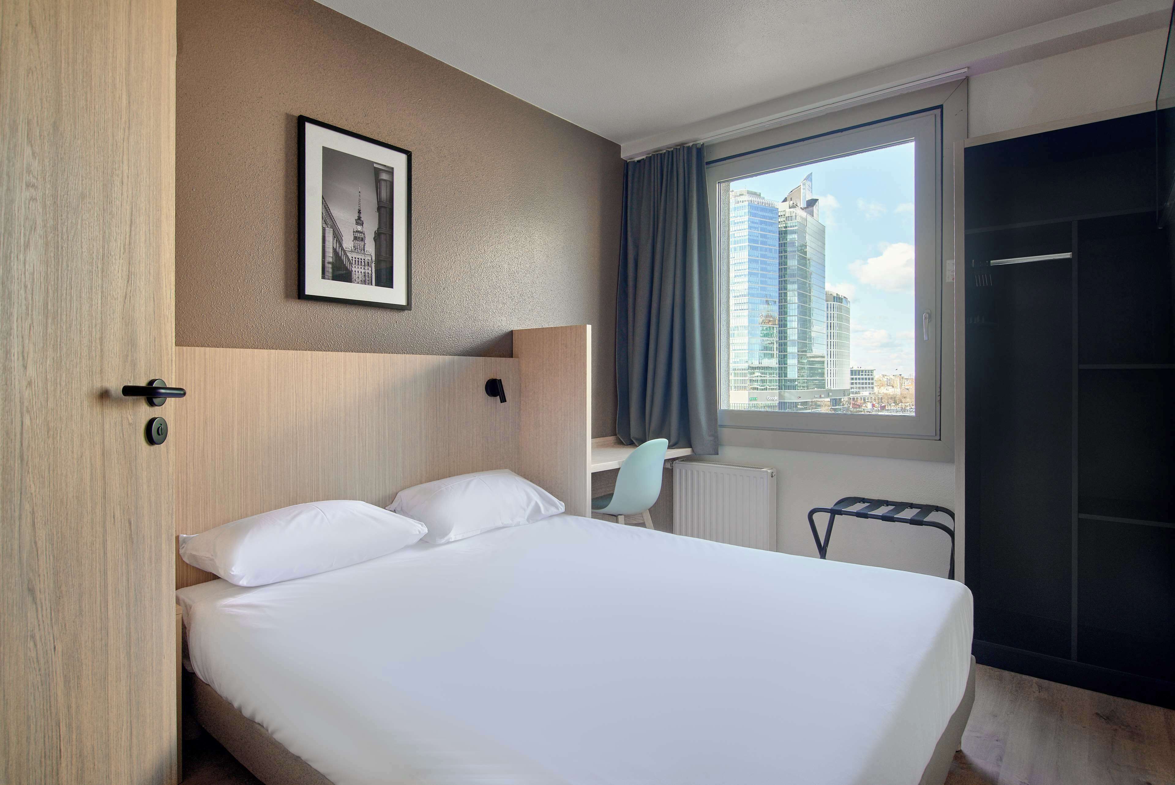 标准房, 1 张大床 | 高档床上用品、办公桌、笔记本电脑工作区、遮光窗帘