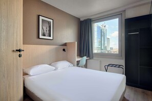 Quarto standard, 1 cama Queen | Roupas de cama premium, escrivaninha, espaço de trabalho para notebook