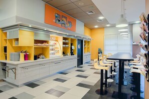 Daily buffet breakfast for a fee - Premiere Classe Warszawa Centrum (Warsaw)