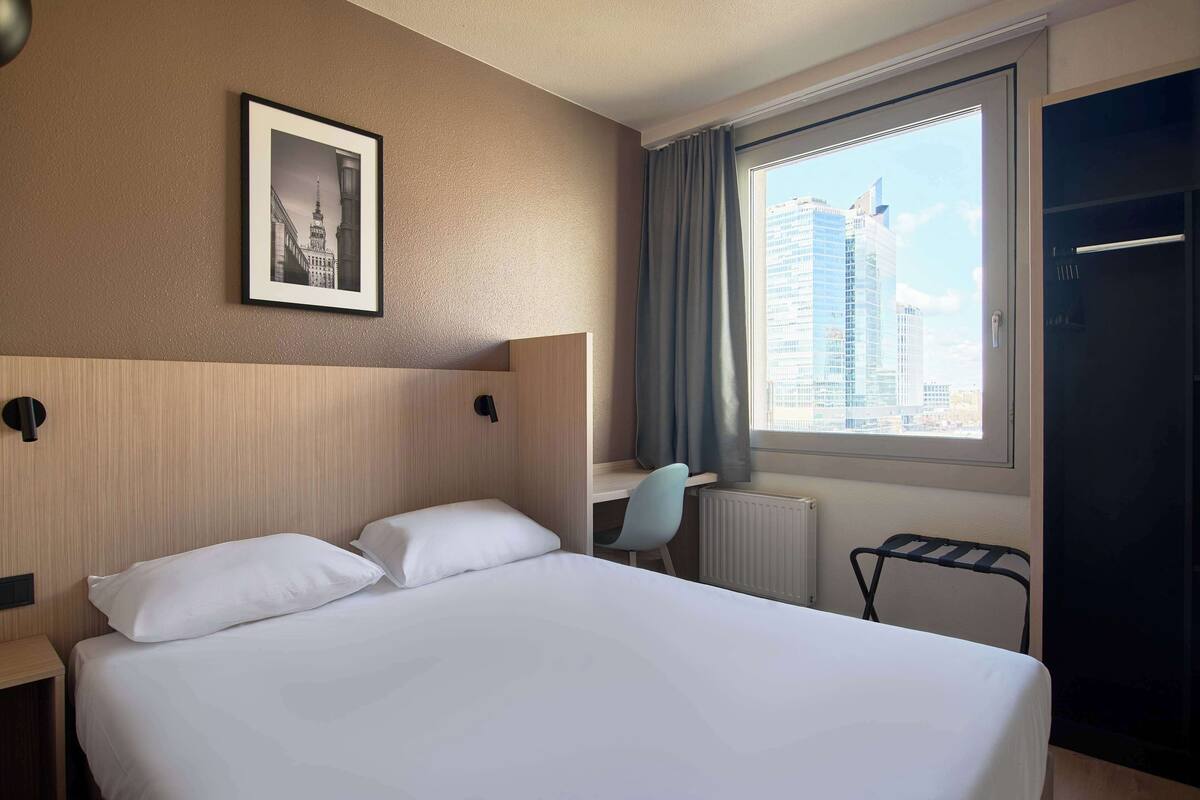 Standard Room, 1 Queen Bed | Premium bedding, desk, laptop workspace, blackout drapes