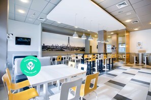 Daily buffet breakfast (PLN 35 per person) - Premiere Classe Warszawa Centrum (Warsaw)