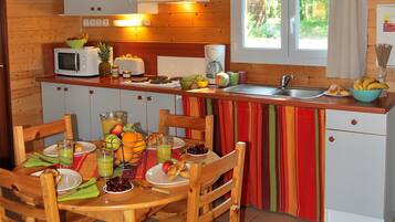 Cottage, 2 Bedrooms | In-room dining
