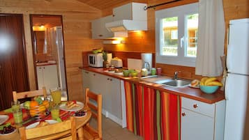 Casa de campo, 2 habitaciones | Cocina privada | Refrigerador con congelador, microondas, horno y parrilla de estufa