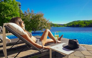 Una piscina al aire libre de temporada