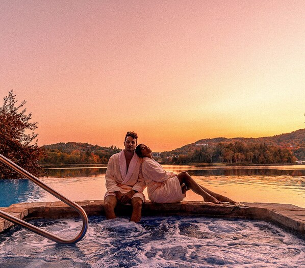 Outdoor spa tub