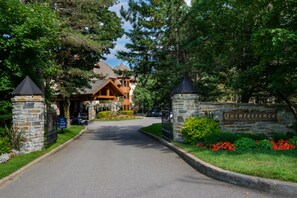 A stone entrance gate with a sign for Quinte Hotel & Restaurant.