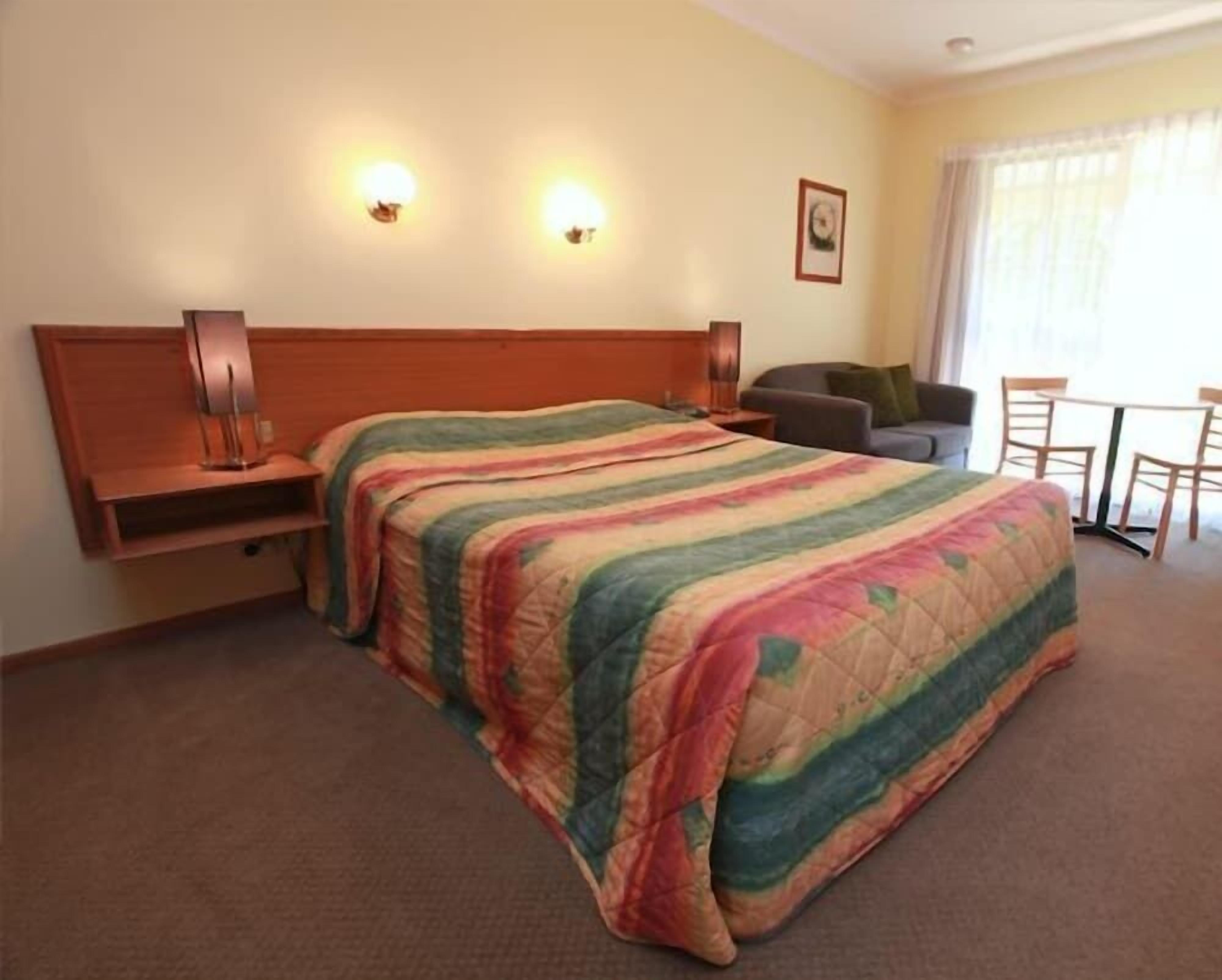 Minibar, tabla de planchar con plancha, wifi gratis y ropa de cama 