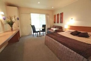 Minibar, iron/ironing board, free WiFi, bed sheets
