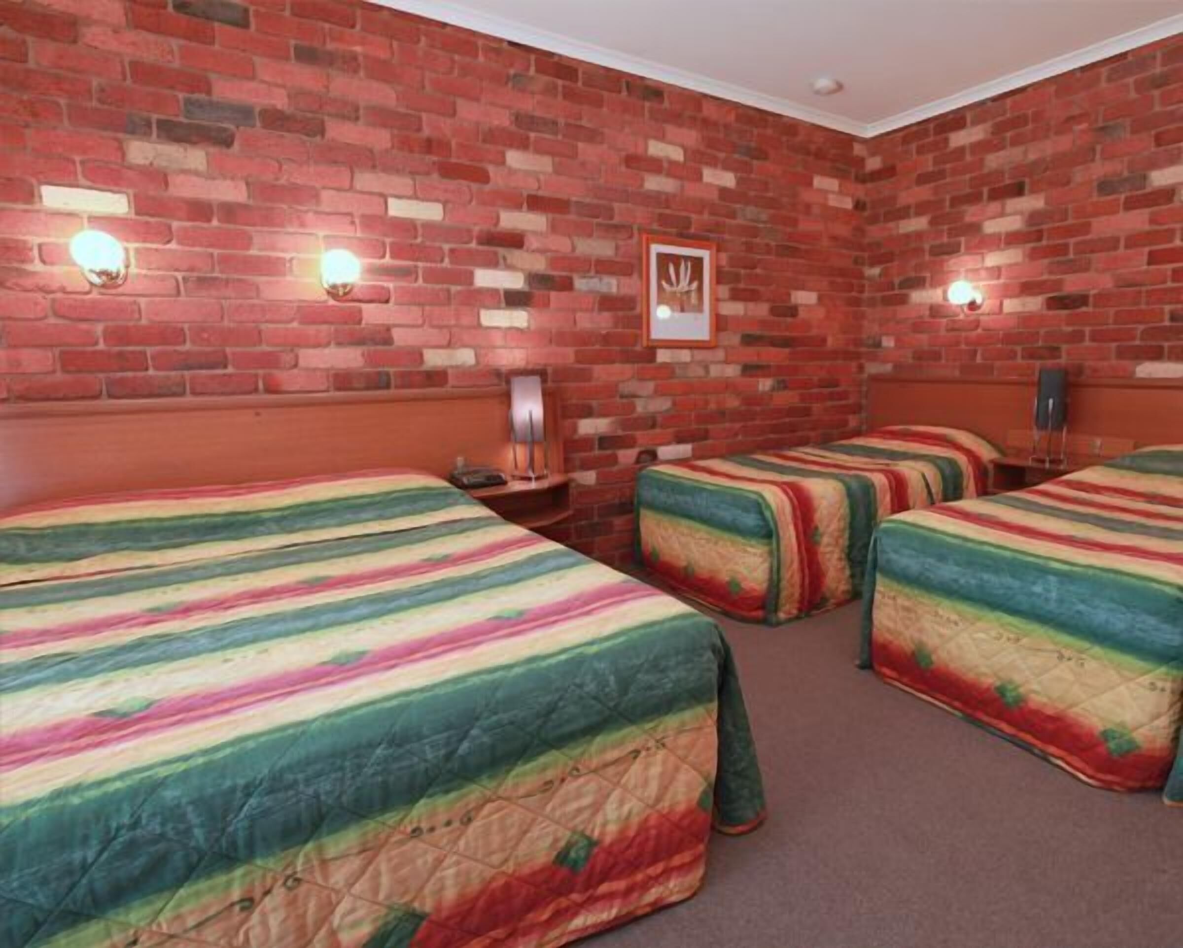 ميني بار ومكواة/لوح كي وواي فاي مجانًا وملاءات أسرّة