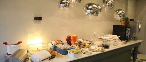 Free daily buffet breakfast