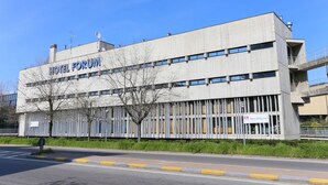 A modern building with the sign "HOTEL FORUM" indicating a hotel establishment.
