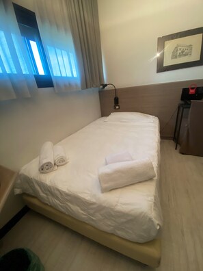 Economy-Doppelzimmer zur Einzelnutzung, 1 großes Einzelbett | Schreibtisch, schallisolierte Zimmer, Bügeleisen/Bügelbrett