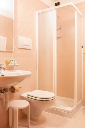 A bathroom with a sink, toilet, and a glass-enclosed shower stall. - Neve Sole Folgarida Resort Aparthotel (Dimaro Folgarida)
