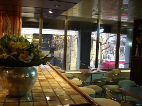 Bar (on property). Claridge Hotel