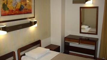 Habitación con 1 cama matrimonial o 2 individuales | Escritorio, cortinas blackout, insonorización y wifi gratis