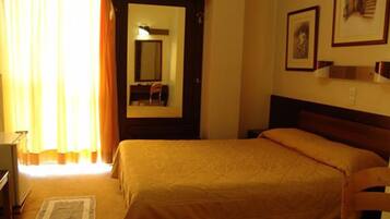 Escritorio, cortinas blackout, insonorización y wifi gratis