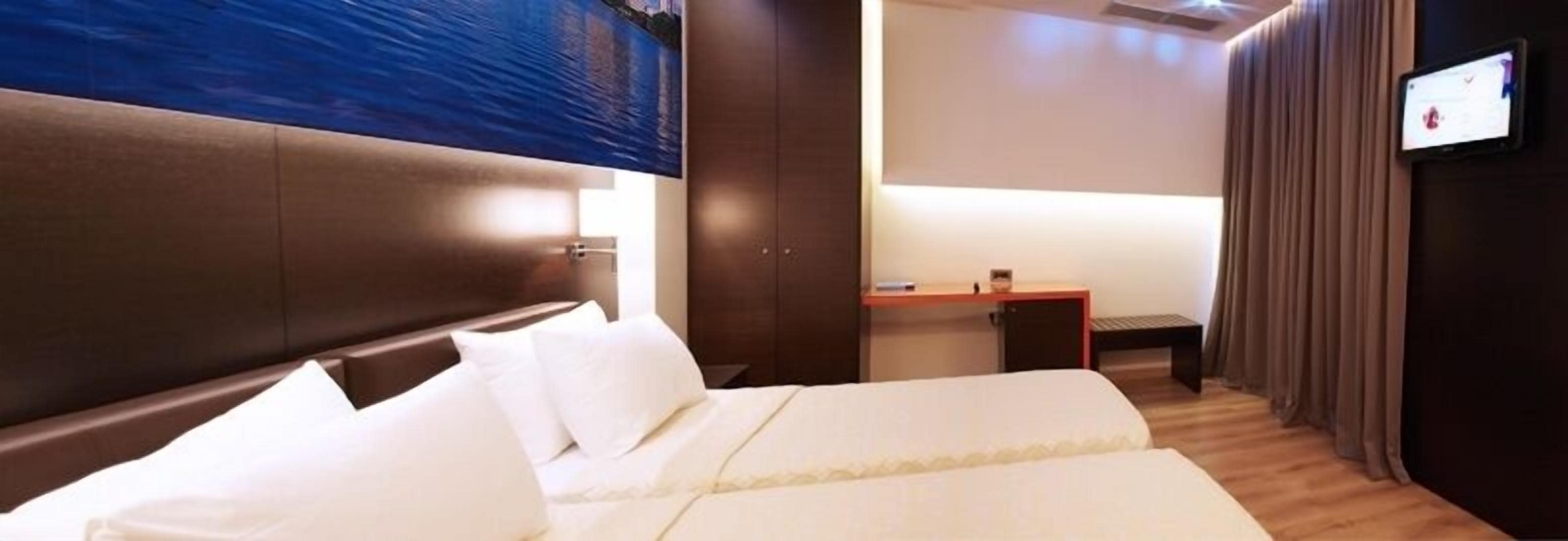 double room | 1 bedroom, in-room safe, laptop workspace, blackout curtains