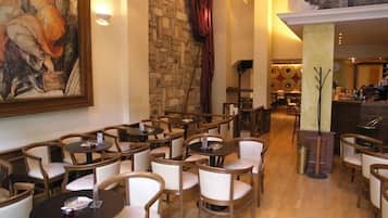 Tägliches Frühstücksbuffet (8 EUR pro Person)