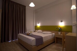 In-room safe, laptop workspace, blackout drapes, iron/ironing board - Athens City Hotel (Athens)