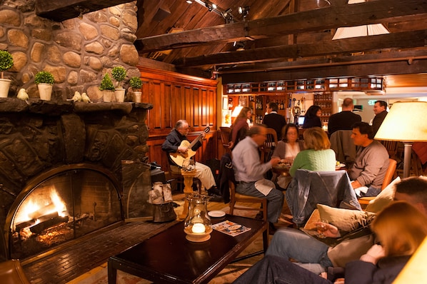 3 bars/lounges, pub