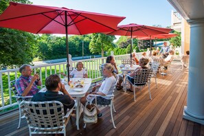 3 restaurants, lunch served