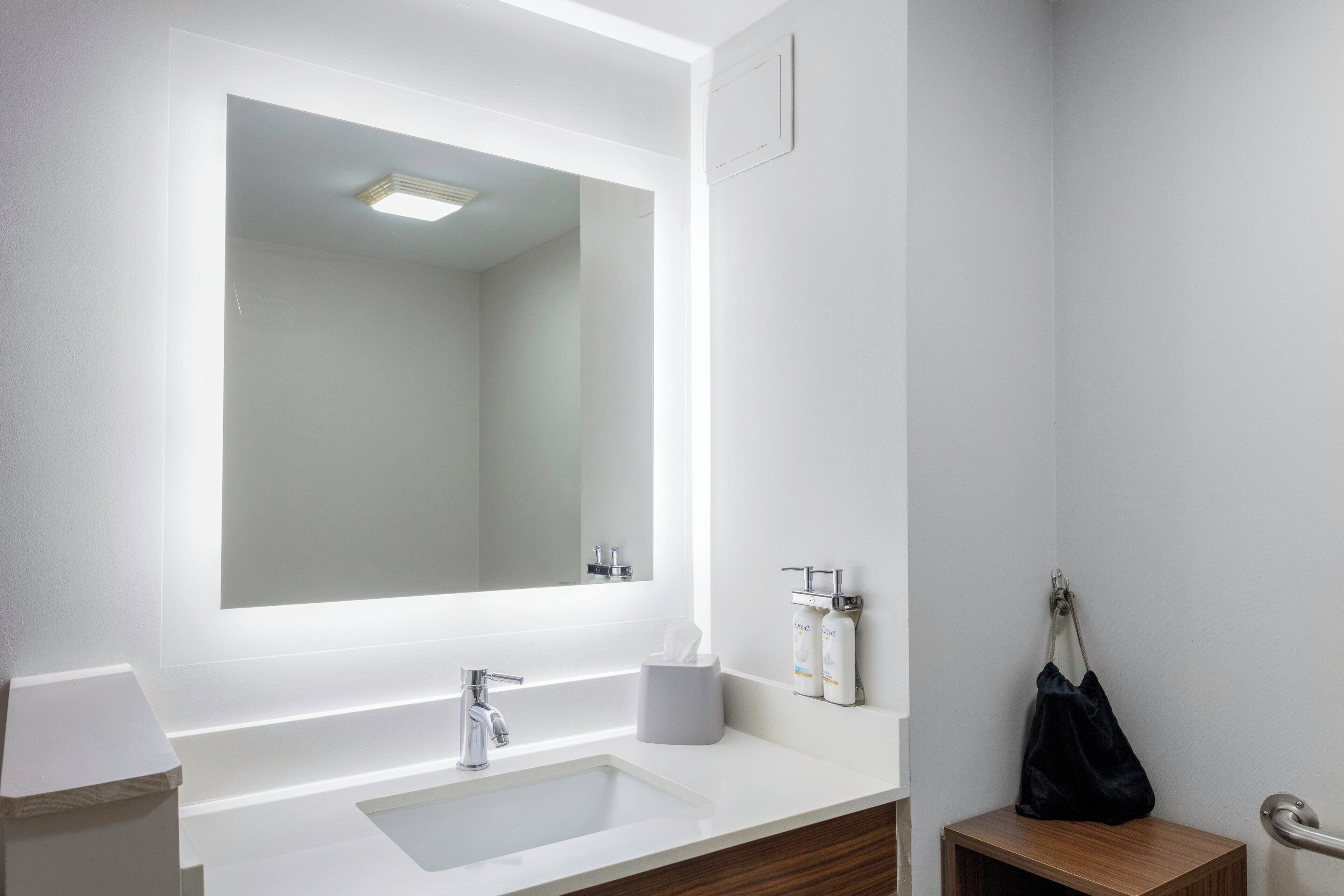 combined shower/bathtub, free toiletries, hair dryer, towels