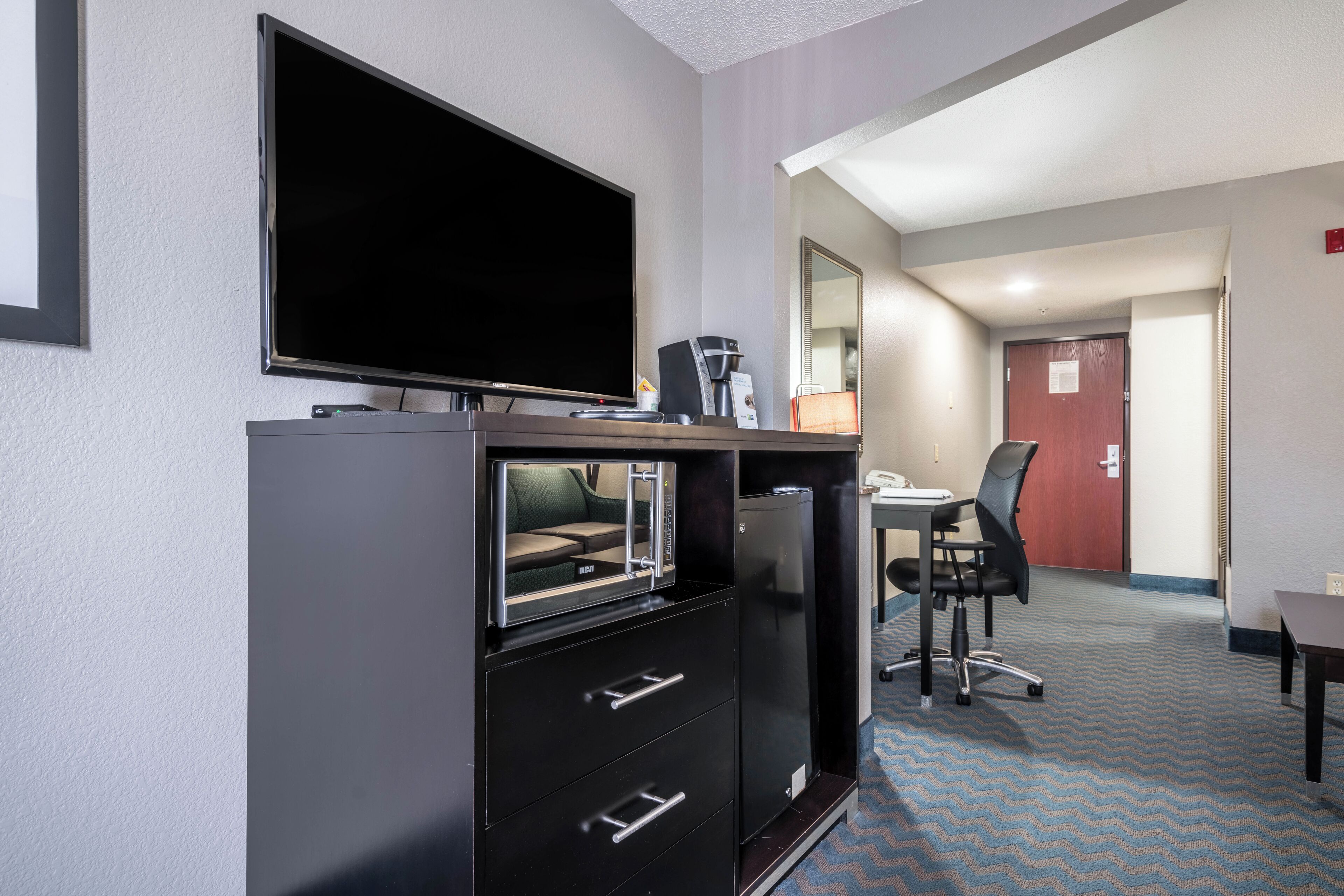 room, 1 king bed, non smoking (leisure) | 1 bedroom, pillow-top beds, in-room safe, desk