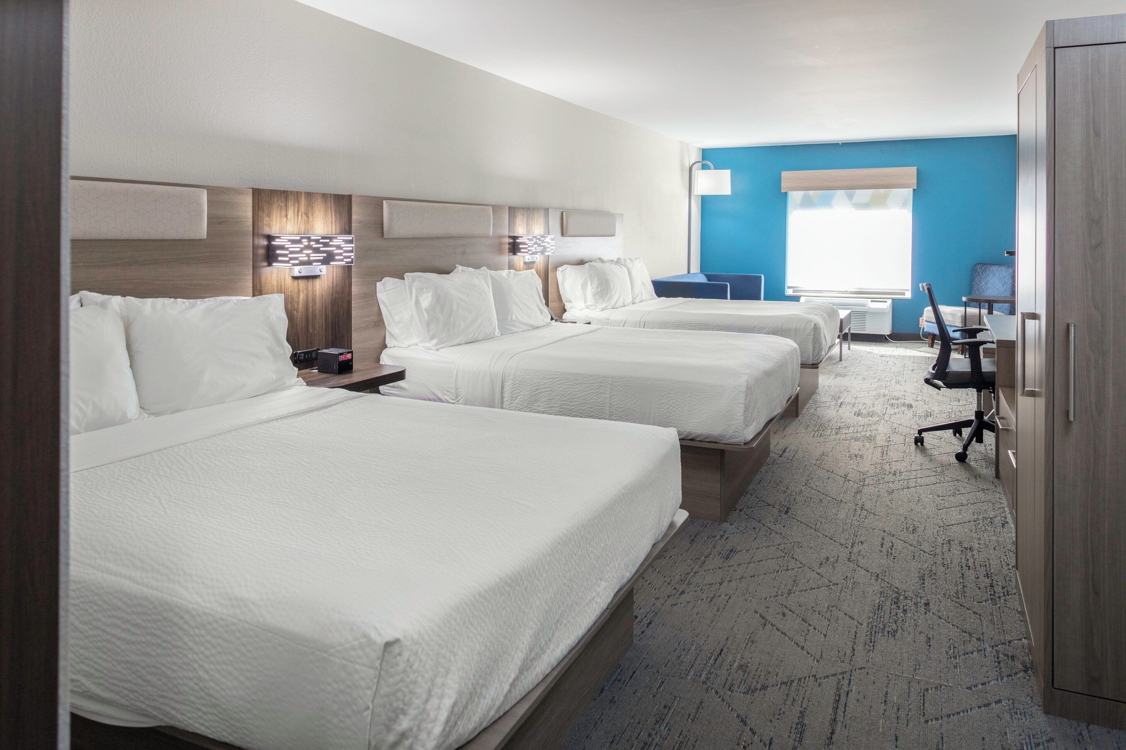 Sviitti, useita sänkyjä | Pillowtop-patjalliset sängyt, tallelokero huoneessa, työpöytä