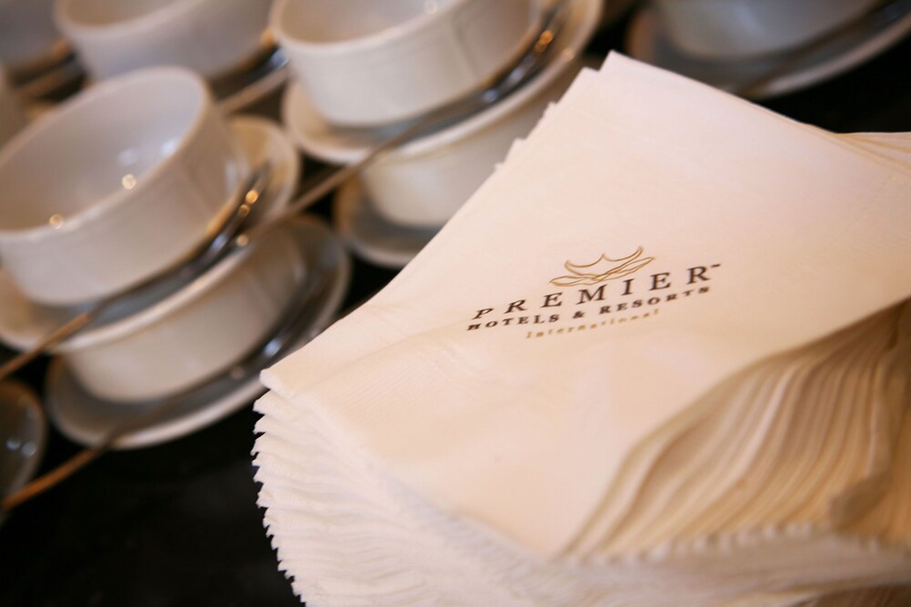 Una pila de servilletas blancas con el texto "PREMIER HOTELS & RESORTS International".