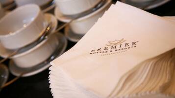 Una pila de servilletas blancas con el texto "PREMIER HOTELS & RESORTS International".