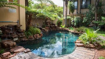 Piscina all'aperto, ombrelloni da piscina, lettini