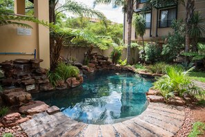 Piscine extérieure, parasols de plage, chaises longues