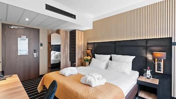 Double Room, Bathtub | In-room safe, desk, iron/ironing board, free WiFi