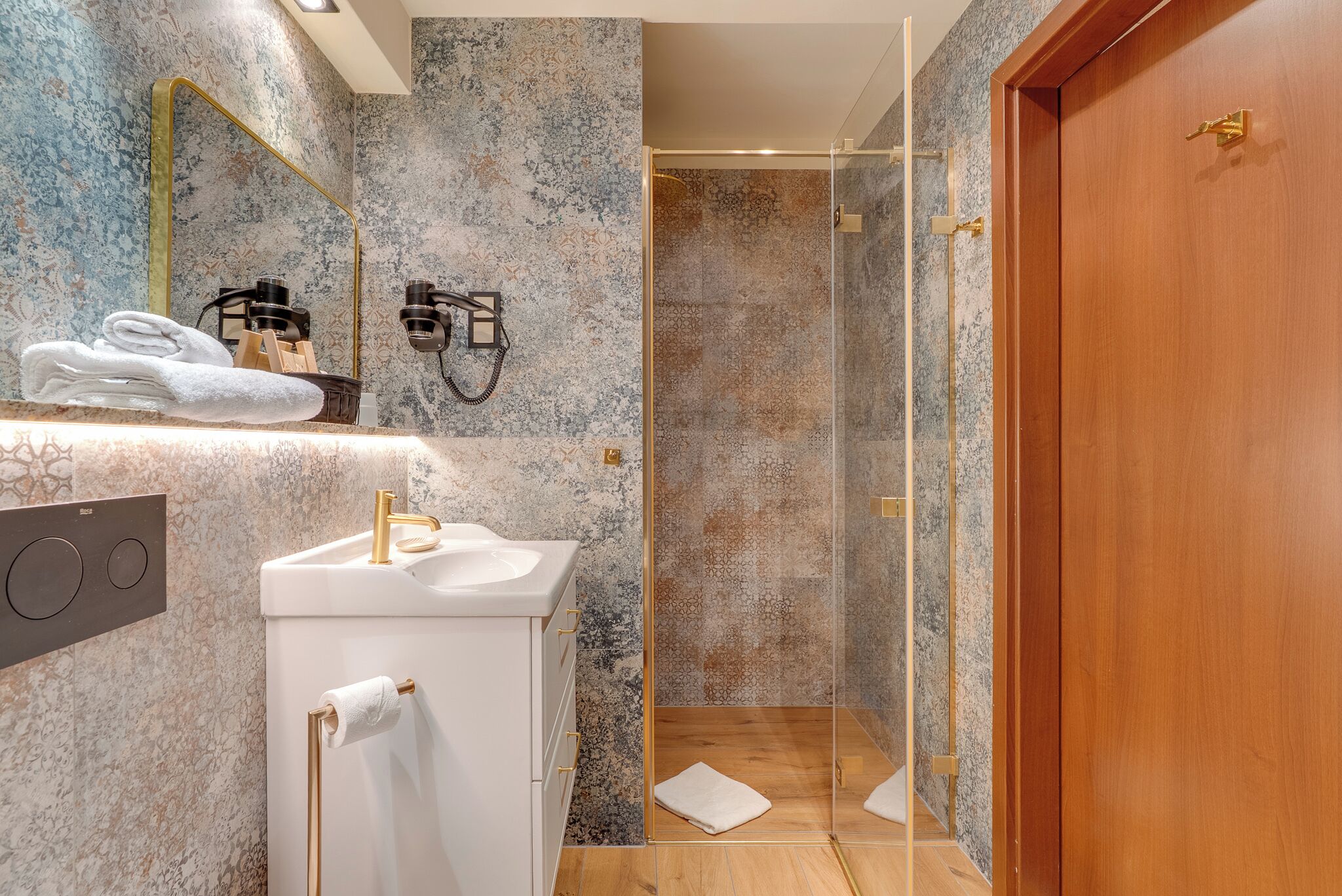 senior suite | bathroom | free toiletries, hair dryer, towels, soap