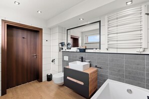 Habitación doble, bañera | Baño | Artículos de higiene personal gratuitos, secador de pelo y toallas