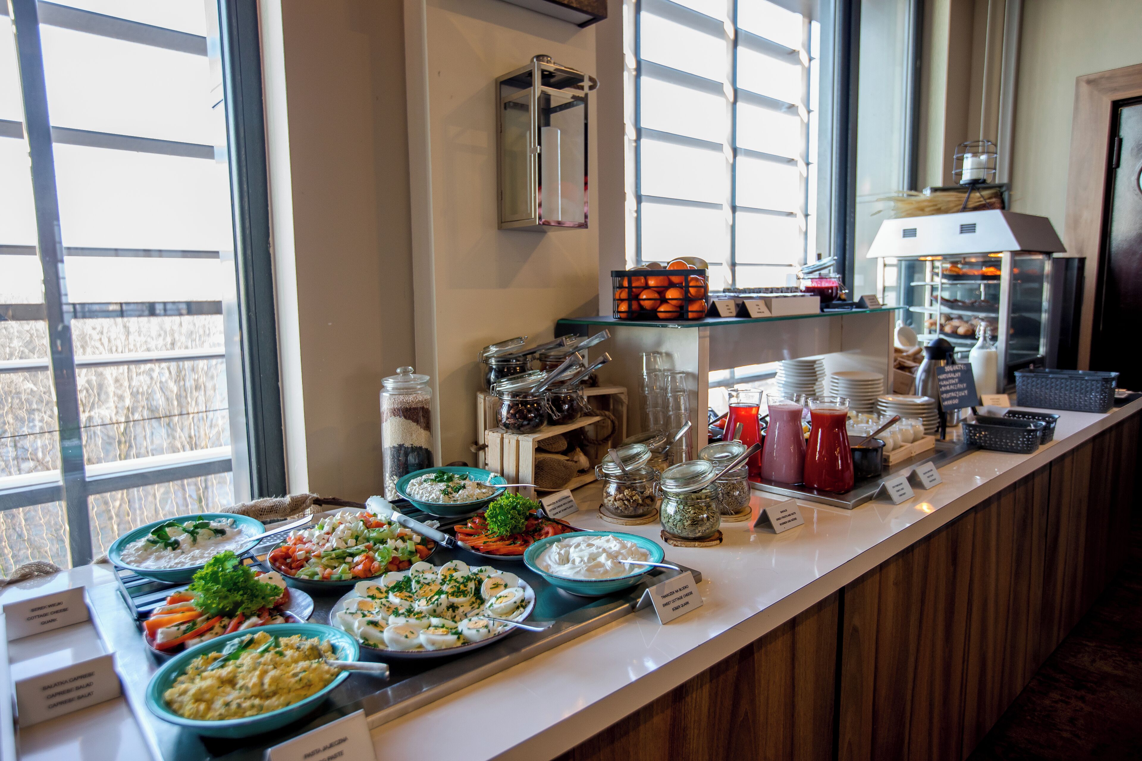 daily buffet breakfast (pln 80 per person)