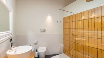 Un bagno con lavandino, water e vasca da bagno bianchi.