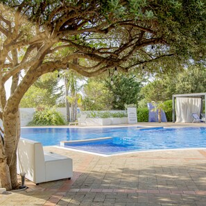 Una piscina al aire libre de temporada