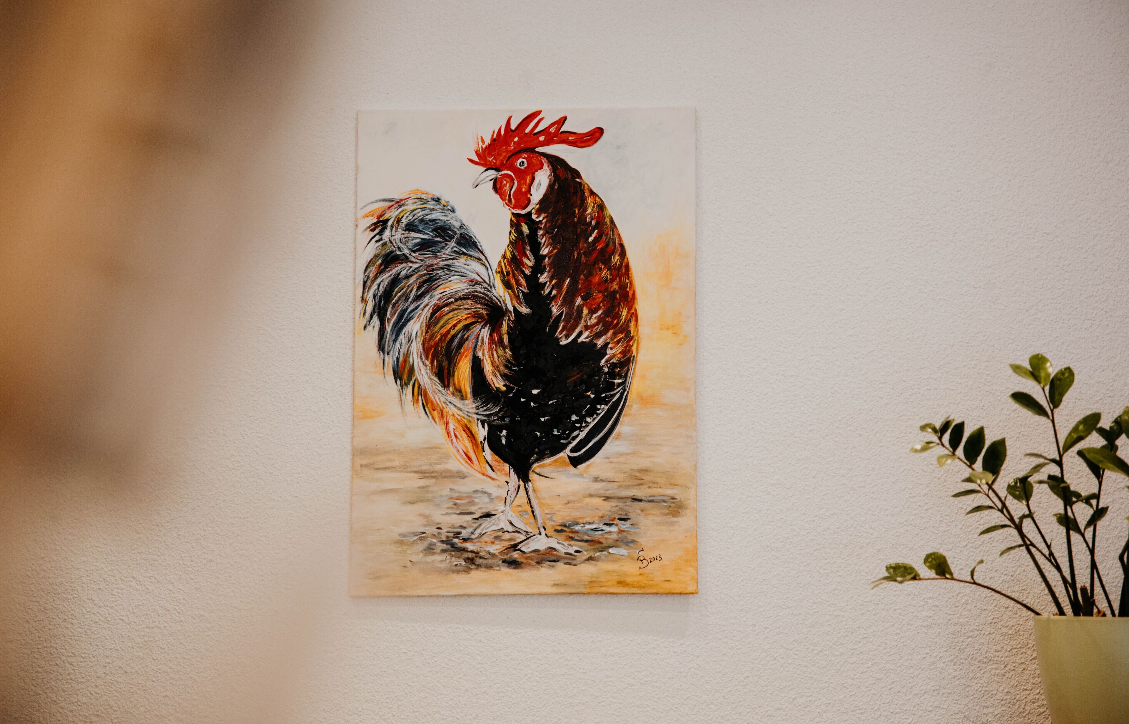 Ein Hahn ist auf einer Wand gemalt.