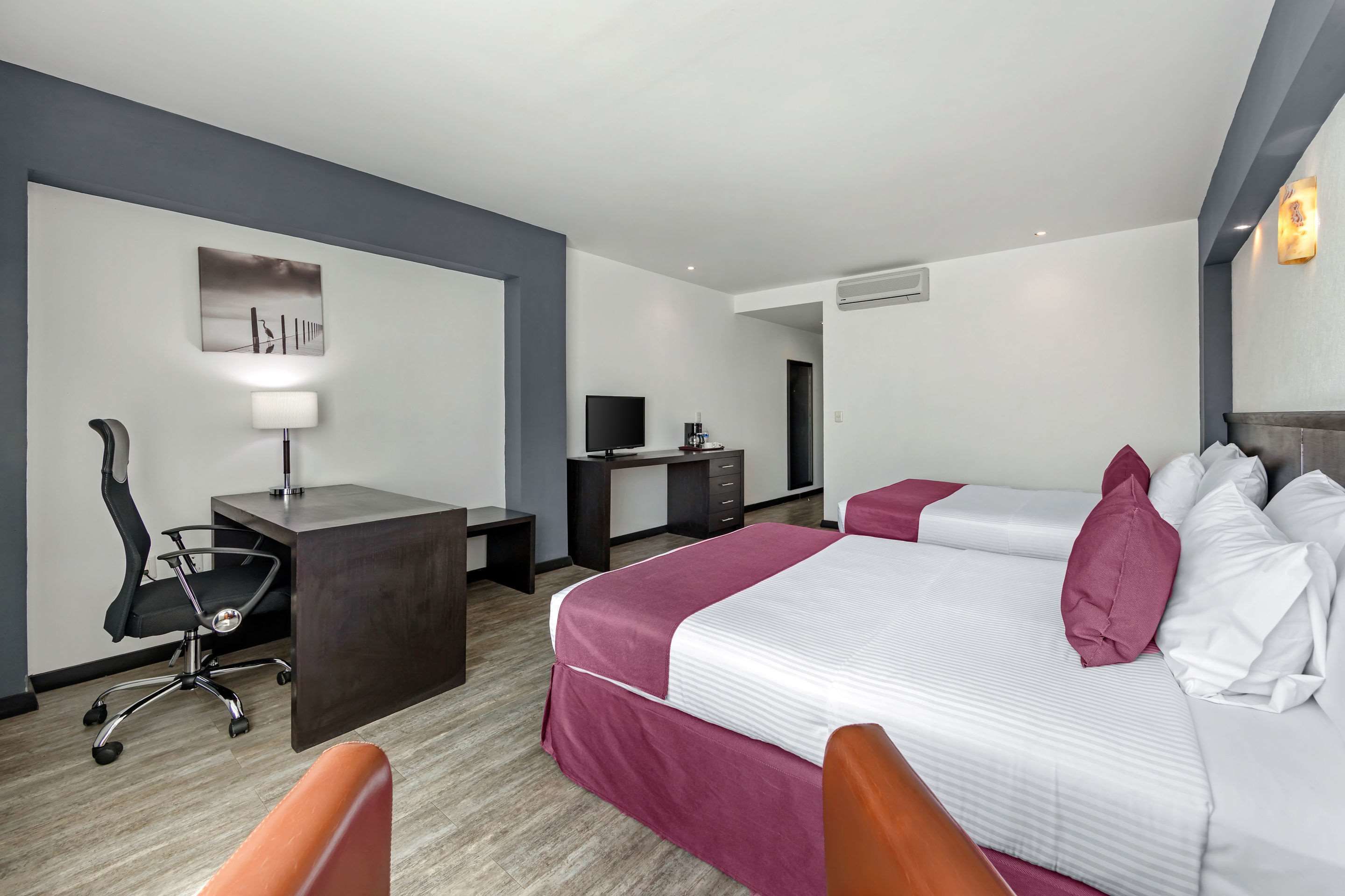 خزنة داخل الغرفة ومكتب ومساحة عمل للكمبيوتر المحمول ومكواة/لوح كي