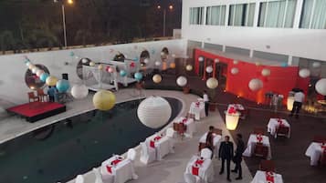 2 restaurantes, é servido café da manhã