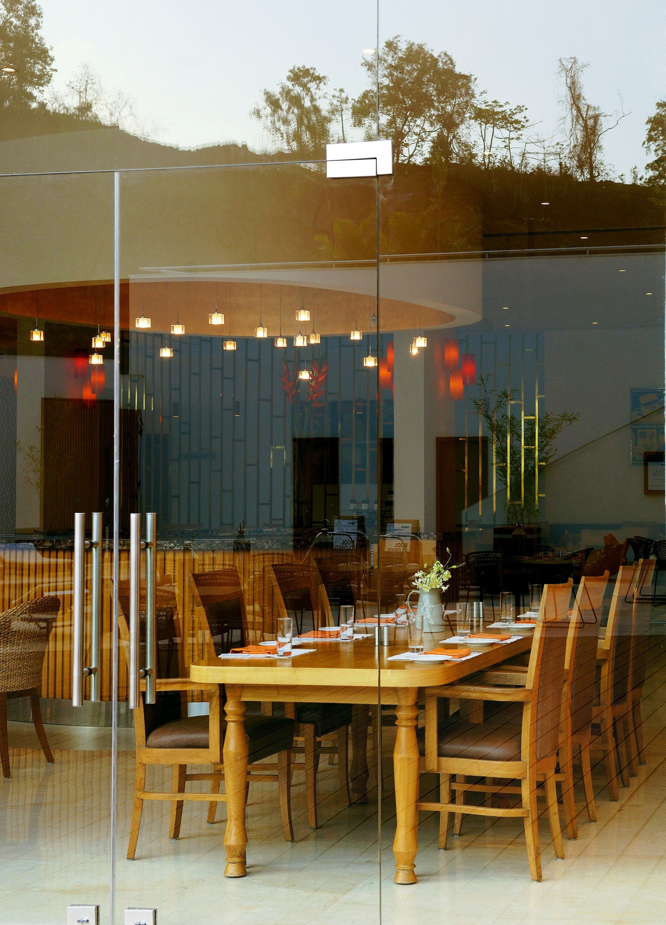 2 restaurants; breakfast, lunch, dinner and brunch served 